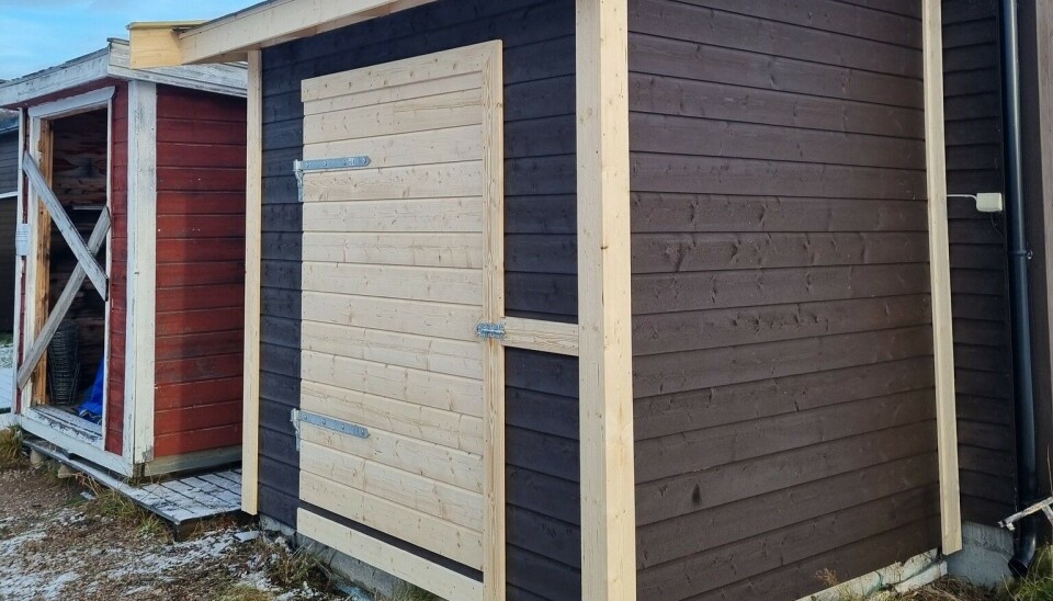 Den nye bua til ballmaskinen er på plass og i bruk hos Varanger Golfklubb.