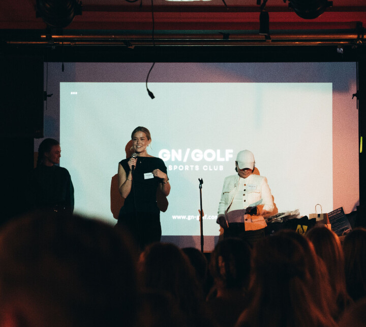 Julie Aamnes og Mikka Haglund ønsker et smekkfullt lokale velkommen til relanseringen av Girls Night Golf.
