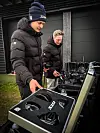Salgsansvarlig Jan-Are Larsen (t.h.) og club fitter Oskar Risnes er klare for å rulle ut den nye GTS-serien. Her viser de fra, produktet på Miklagard.