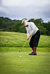 Claus Mæland putter for par på hull 15 i Larvik.