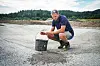 En bøtte med vann. På ett sekund renner det tvers gjennom betongen i fairwaybunkeren, viser Mads Thers.