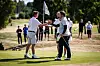 Takk for runden: Høflighet er en av golfsportens verdier. Årets klubbmester i Larvik GK, David Martinsen (delvis skjult), Sebastian Ekenes Løberg (t.v.) og Marius Larsen viser hvorran.